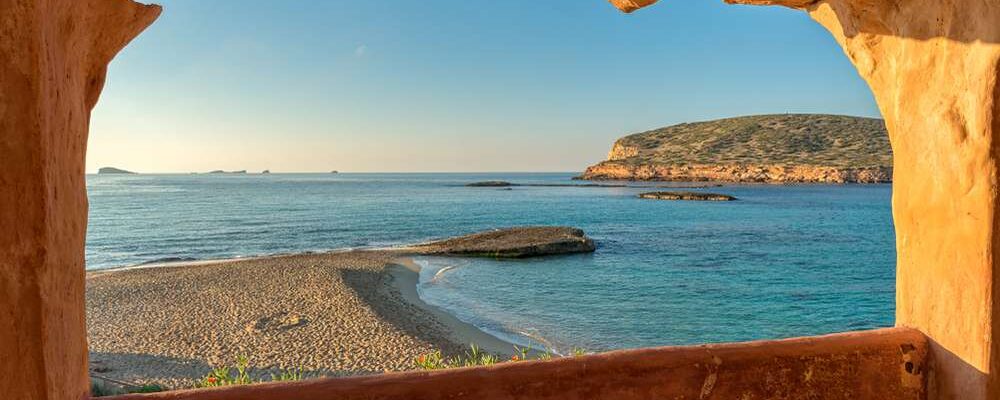Immagine della spiaggia di Cala Comte sull'isola di Ibiza, Isole Baleari, Spagna
