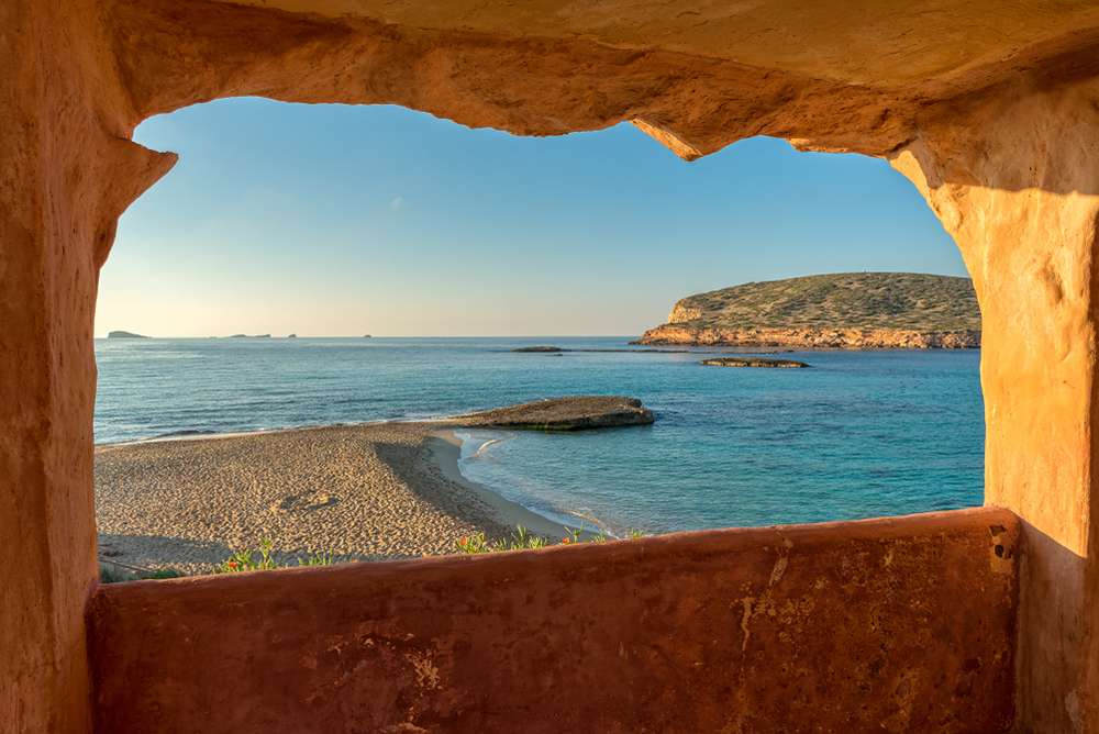 Immagine della spiaggia di Cala Comte sull'isola di Ibiza, Isole Baleari, Spagna